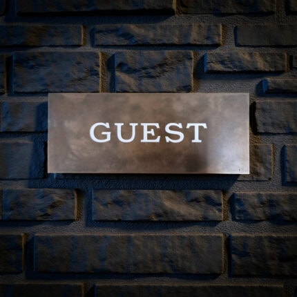 Bruneret messingskilte til luksushotel