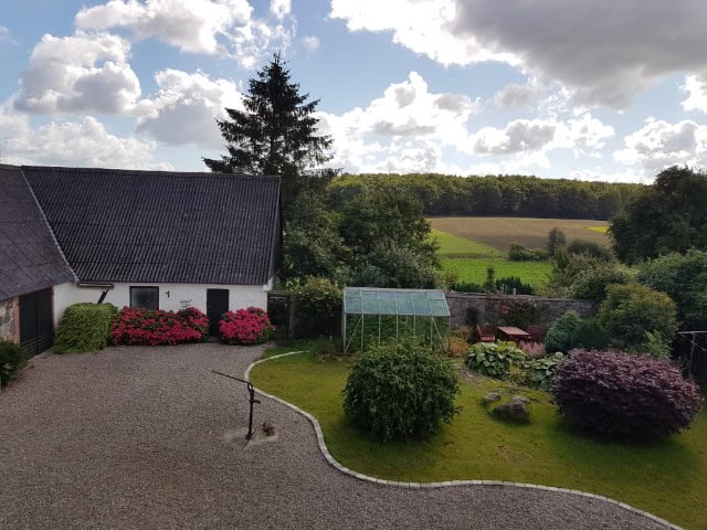 Værkstedet ligger i den lille naturskønne landsby Everdrup nær Tappernøje