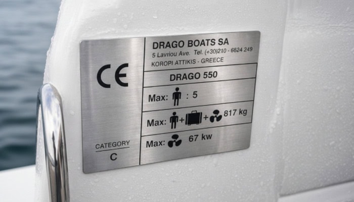 Båd med navneskilt på vandet