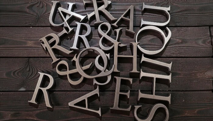 Specialgravering udskårne bogstaver