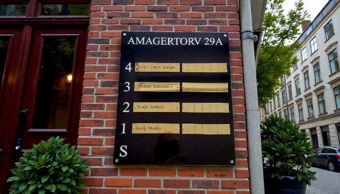 Boligforeninger trappetavle i messing og plastik