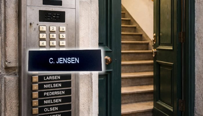 dørtelefonskilte til boligforeninger i plastik og messing