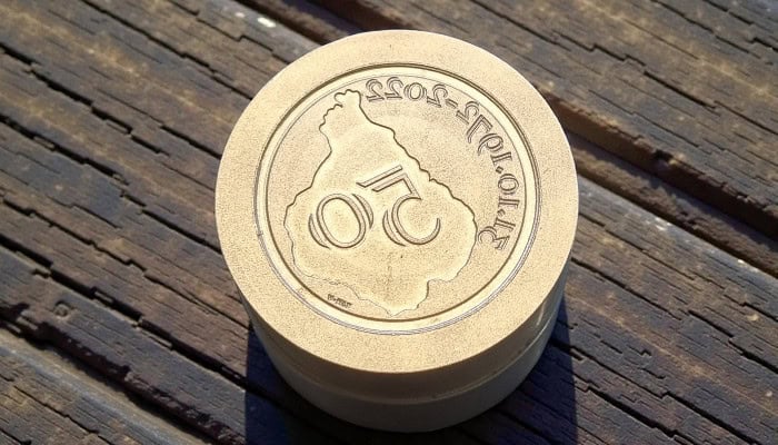 specialgravering af mønt i messing